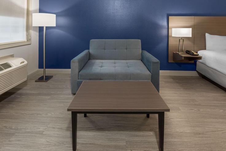 Elegant gestaltetes Wohnzimmer mit moderner Einrichtung in einer Wohnung im Building Shepherd of the Hills Expressway - wyndham - 1679585 in Branson, Branson