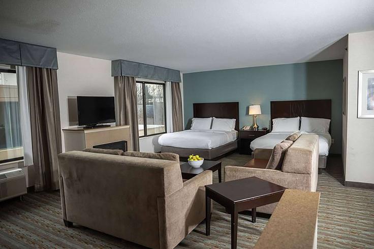 Elegant gestaltetes Wohnzimmer mit moderner Einrichtung in einer Wohnung im Building Peach Street - wyndham - 1681751 in Erie, Erie