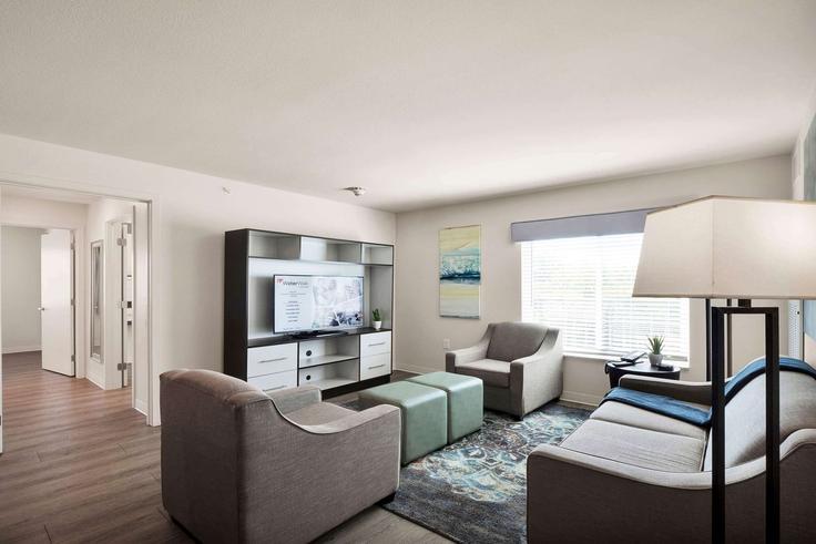 Building West Arrowood Road - wyndham - 1642577 adresindeki bir dairede modern mobilyalarla zarif bir şekilde tasarlanmış oturma odası Charlotte, Charlotte Building West Arrowood Road - wyndham - 1642577 adresindeki bir dairede modern mobilyalarla zarif bir şekilde tasarlanmış oturma odası Charlotte, Charlotte