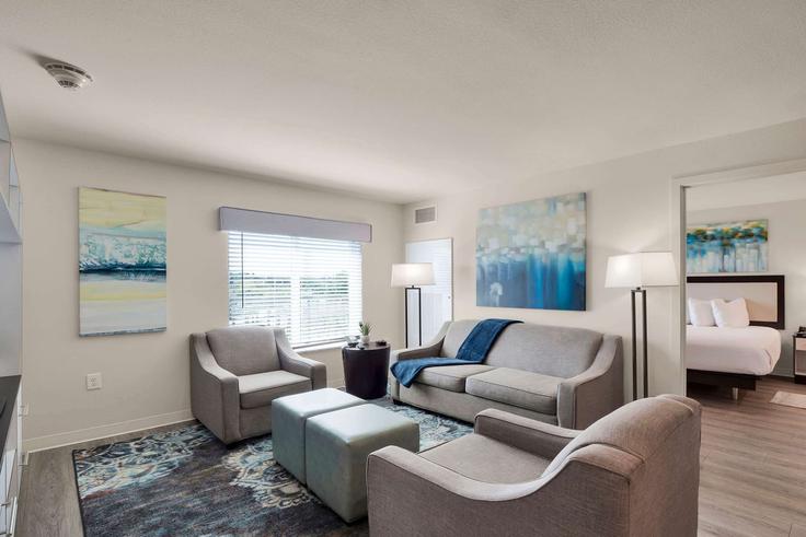 Building West Arrowood Road - wyndham - 1642596 adresindeki bir dairede modern mobilyalarla zarif bir şekilde tasarlanmış oturma odası Charlotte, Charlotte Building West Arrowood Road - wyndham - 1642596 adresindeki bir dairede modern mobilyalarla zarif bir şekilde tasarlanmış oturma odası Charlotte, Charlotte