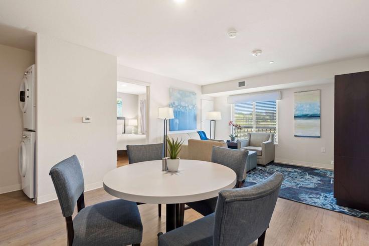 Sala de estar elegantemente projetada com móveis modernos em um apartamento no Building Glenwood Street - wyndham - 1682928 em Overland Park, Overland Park