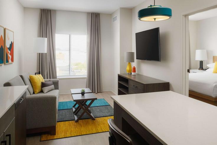 Elegant gestaltetes Wohnzimmer mit moderner Einrichtung in einer Wohnung im Building Perimeter Park Boulevard - wyndham - 1642585 in Jacksonville, Jacksonville Elegant gestaltetes Wohnzimmer mit moderner Einrichtung in einer Wohnung im Building Perimeter Park Boulevard - wyndham - 1642585 in Jacksonville, Jacksonville