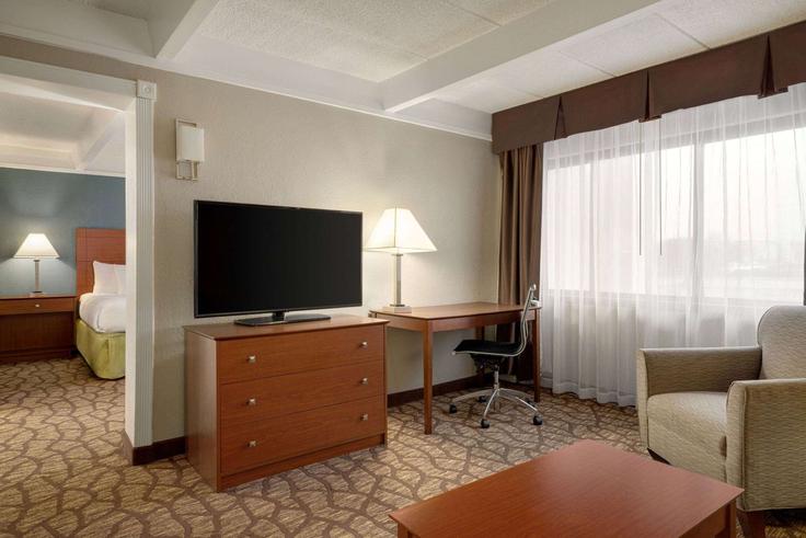 Elegant gestaltetes Wohnzimmer mit moderner Einrichtung in einer Wohnung im Building 28th Street Southeast - wyndham - 1678534 in Grand Rapids, Grand Rapids Elegant gestaltetes Wohnzimmer mit moderner Einrichtung in einer Wohnung im Building 28th Street Southeast - wyndham - 1678534 in Grand Rapids, Grand Rapids