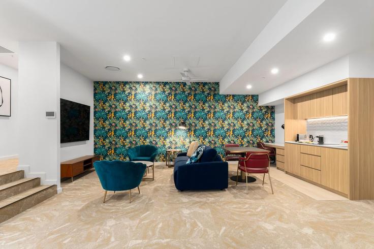 Salle de séjour élégante avec mobilier moderne dans un appartement à Building George Street - wyndham - 1683715 à Southport, Gold Coast