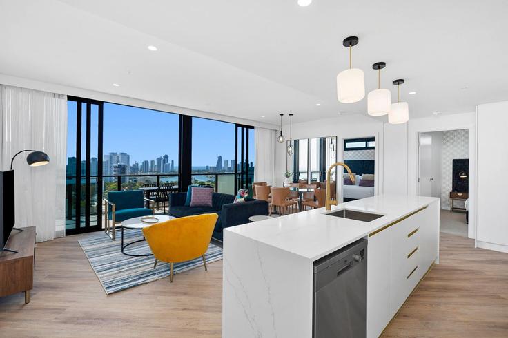 Salle de séjour élégante avec mobilier moderne dans un appartement à Building George Street - wyndham - 1691624 à Southport, Gold Coast