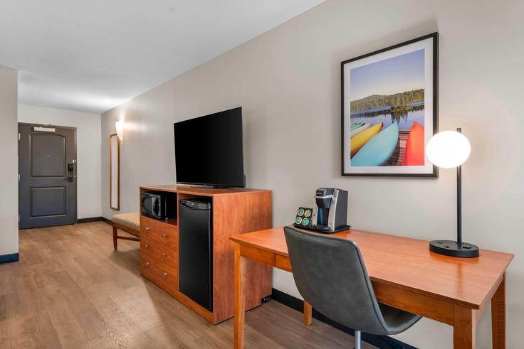 Sala de estar elegantemente projetada com móveis modernos em um apartamento no Building Killebrew Drive - wyndham - 1690680 em Bloomington, Bloomington Sala de estar elegantemente projetada com móveis modernos em um apartamento no Building Killebrew Drive - wyndham - 1690680 em Bloomington, Bloomington