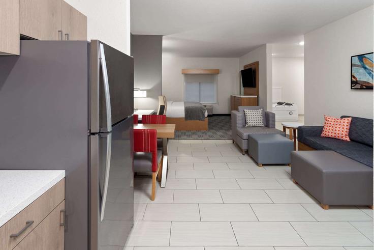 Salle de séjour élégante avec mobilier moderne dans un appartement à Building Acorn Drive - wyndham - 1693804 à Coralville, Coralville Salle de séjour élégante avec mobilier moderne dans un appartement à Building Acorn Drive - wyndham - 1693804 à Coralville, Coralville