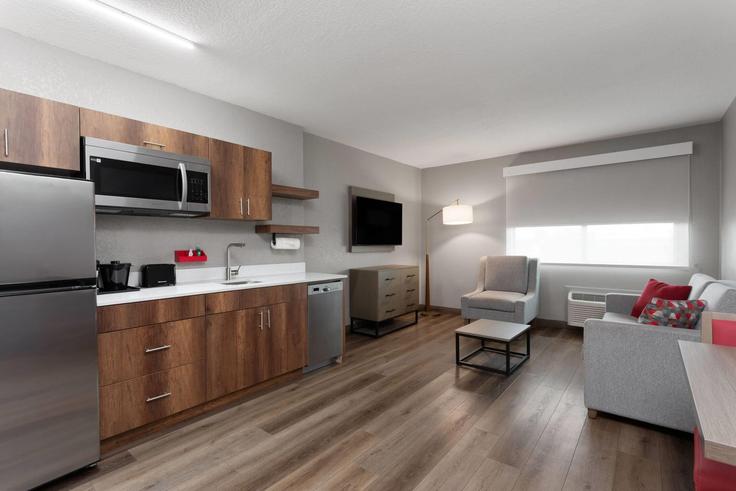 Sala de estar elegantemente projetada com móveis modernos em um apartamento no Building West Cypress Creek Road - wyndham - 1679169 em Fort Lauderdale, Fort Lauderdale Sala de estar elegantemente projetada com móveis modernos em um apartamento no Building West Cypress Creek Road - wyndham - 1679169 em Fort Lauderdale, Fort Lauderdale