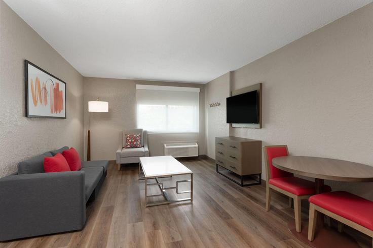 Sala de estar elegantemente projetada com móveis modernos em um apartamento no Building West Cypress Creek Road - wyndham - 1679191 em Fort Lauderdale, Fort Lauderdale Sala de estar elegantemente projetada com móveis modernos em um apartamento no Building West Cypress Creek Road - wyndham - 1679191 em Fort Lauderdale, Fort Lauderdale