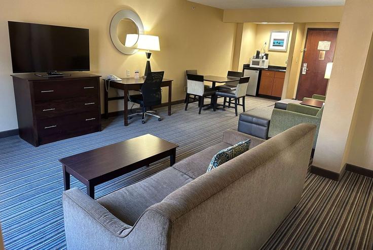 Salle de séjour élégante avec mobilier moderne dans un appartement à Building Eisenhower Boulevard - wyndham - 1688196 à Harrisburg, Harrisburg Salle de séjour élégante avec mobilier moderne dans un appartement à Building Eisenhower Boulevard - wyndham - 1688196 à Harrisburg, Harrisburg