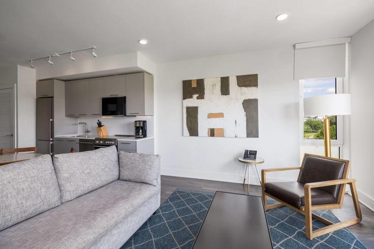 Washington, Washington에 위치한 Building Potomac Avenue Southeast - wyndham - 1642621 유닛의 세련된 인테리어가 돋보이는 거실 Washington, Washington에 위치한 Building Potomac Avenue Southeast - wyndham - 1642621 유닛의 세련된 인테리어가 돋보이는 거실
