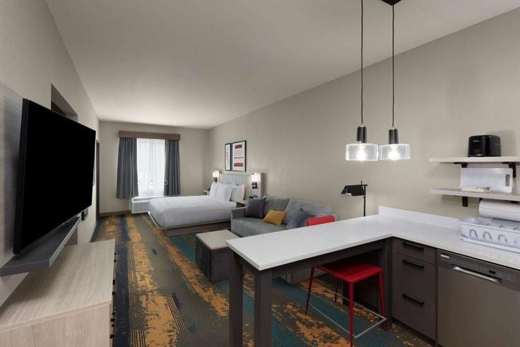 Building North Interstate 35 East Road - wyndham - 1688820 adresindeki bir dairede modern mobilyalarla zarif bir şekilde tasarlanmış oturma odası DeSoto, DeSoto Building North Interstate 35 East Road - wyndham - 1688820 adresindeki bir dairede modern mobilyalarla zarif bir şekilde tasarlanmış oturma odası DeSoto, DeSoto