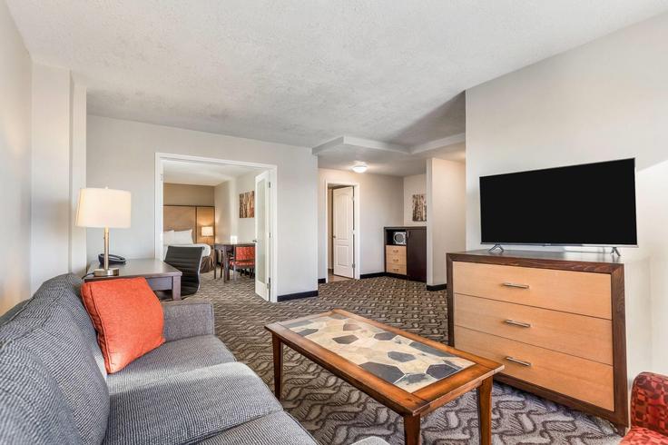 Salle de séjour élégante avec mobilier moderne dans un appartement à Building Edmonton Trail Southeast - wyndham - 1688096 à Airdrie, Airdrie Salle de séjour élégante avec mobilier moderne dans un appartement à Building Edmonton Trail Southeast - wyndham - 1688096 à Airdrie, Airdrie