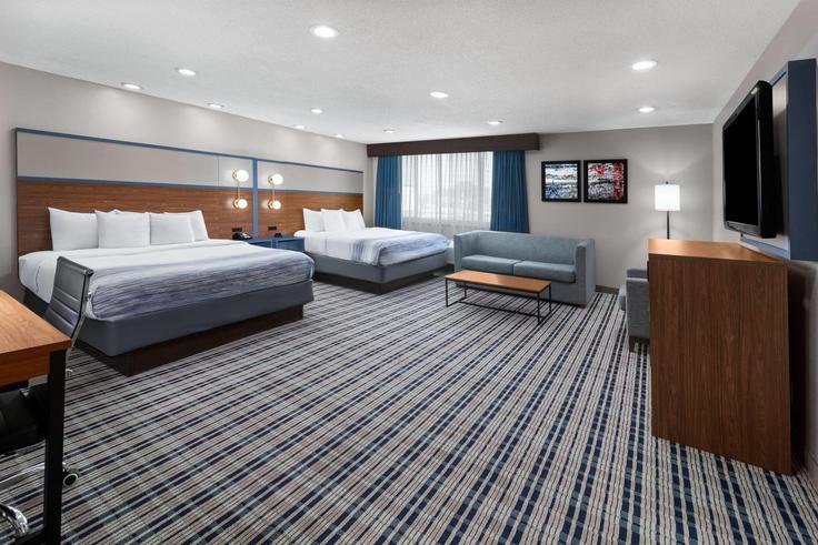 Sala de estar elegantemente projetada com móveis modernos em um apartamento no Building West College Avenue - wyndham - 1684918 em Appleton, Appleton
