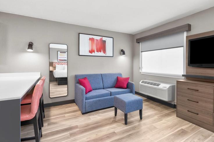 Salle de séjour élégante avec mobilier moderne dans un appartement à Building Heathrow Drive - wyndham - 1685852 à Irving, Irving Salle de séjour élégante avec mobilier moderne dans un appartement à Building Heathrow Drive - wyndham - 1685852 à Irving, Irving