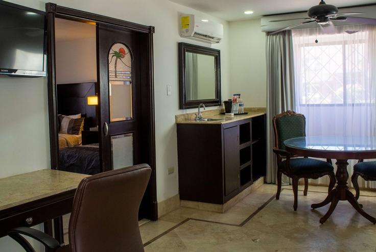 Elegante sala de estar con mobiliario moderno en un apartamento en Building Avenida General Gabriel Leyva - wyndham - 1683577 en Los Mochis, Los Mochis Elegante sala de estar con mobiliario moderno en un apartamento en Building Avenida General Gabriel Leyva - wyndham - 1683577 en Los Mochis, Los Mochis