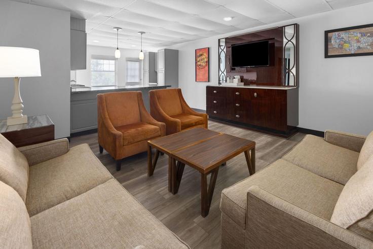 Building Lincoln Highway East - wyndham - 1685268 adresindeki bir dairede modern mobilyalarla zarif bir şekilde tasarlanmış oturma odası Lancaster, Lancaster Building Lincoln Highway East - wyndham - 1685268 adresindeki bir dairede modern mobilyalarla zarif bir şekilde tasarlanmış oturma odası Lancaster, Lancaster