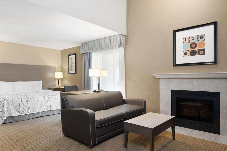 Elegant gestaltetes Wohnzimmer mit moderner Einrichtung in einer Wohnung im Building Eastland Drive - wyndham - 1666727 in Bloomington, Bloomington Elegant gestaltetes Wohnzimmer mit moderner Einrichtung in einer Wohnung im Building Eastland Drive - wyndham - 1666727 in Bloomington, Bloomington