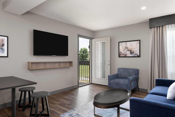 Elegant gestaltetes Wohnzimmer mit moderner Einrichtung in einer Wohnung im Building Eastland Drive - wyndham - 1686019 in Bloomington, Bloomington Elegant gestaltetes Wohnzimmer mit moderner Einrichtung in einer Wohnung im Building Eastland Drive - wyndham - 1686019 in Bloomington, Bloomington
