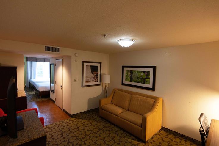 Sala de estar elegantemente projetada com móveis modernos em um apartamento no Building Williams Boulevard - wyndham - 1686621 em Kenner, Kenner