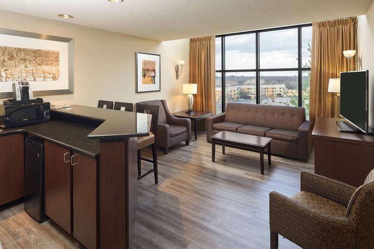 Sala de estar elegantemente projetada com móveis modernos em um apartamento no Building Interstate 70 Drive Southwest - wyndham - 1685916 em Columbia, Columbia Sala de estar elegantemente projetada com móveis modernos em um apartamento no Building Interstate 70 Drive Southwest - wyndham - 1685916 em Columbia, Columbia