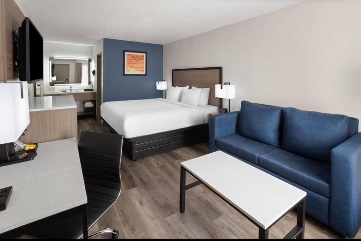 Sala de estar elegantemente projetada com móveis modernos em um apartamento no Building Cedar Creek Road - wyndham - 1670907 em Fayetteville, Fayetteville Sala de estar elegantemente projetada com móveis modernos em um apartamento no Building Cedar Creek Road - wyndham - 1670907 em Fayetteville, Fayetteville