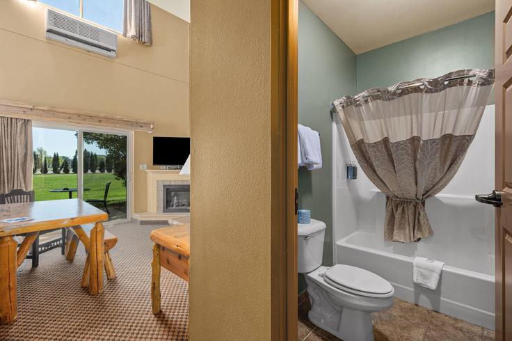 Elegant gestaltetes Wohnzimmer mit moderner Einrichtung in einer Wohnung im Building Lake Forest Road - wyndham - 1668232 in Baxter, Baxter