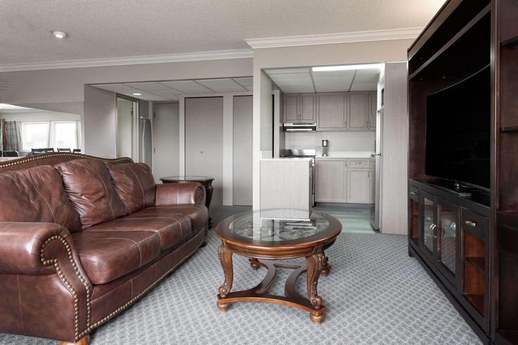 Grande Prairie Grande PrairieのBuilding 100 Avenue - wyndham - 1665924のアパートメントにある、モダンな家具を備えたエレガントなデザインのリビングルーム Grande Prairie Grande PrairieのBuilding 100 Avenue - wyndham - 1665924のアパートメントにある、モダンな家具を備えたエレガントなデザインのリビングルーム