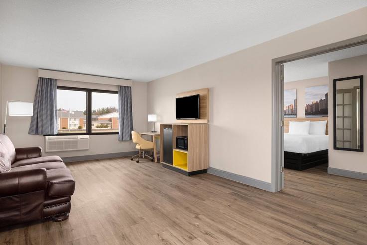 Elegant gestaltetes Wohnzimmer mit moderner Einrichtung in einer Wohnung im Building East Main Street - wyndham - 1675269 in St. Charles, St. Charles Elegant gestaltetes Wohnzimmer mit moderner Einrichtung in einer Wohnung im Building East Main Street - wyndham - 1675269 in St. Charles, St. Charles
