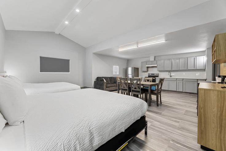 Elegante sala de estar con mobiliario moderno en un apartamento en Building Texas 146 - wyndham - 1685958 en Texas City, Texas City