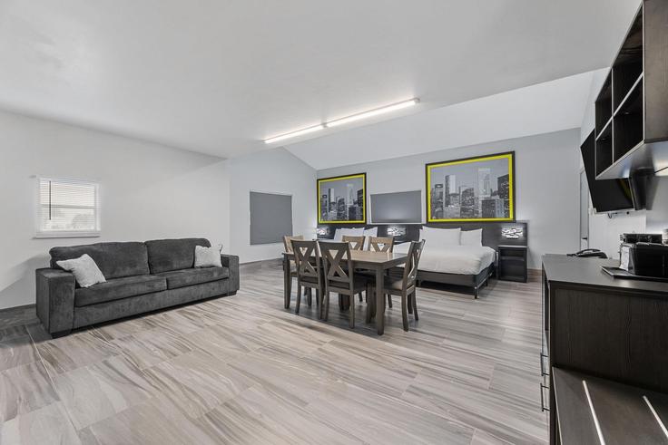 Elegant gestaltetes Wohnzimmer mit moderner Einrichtung in einer Wohnung im Building Texas 146 - wyndham - 1669777 in Texas City, Texas City Elegant gestaltetes Wohnzimmer mit moderner Einrichtung in einer Wohnung im Building Texas 146 - wyndham - 1669777 in Texas City, Texas City
