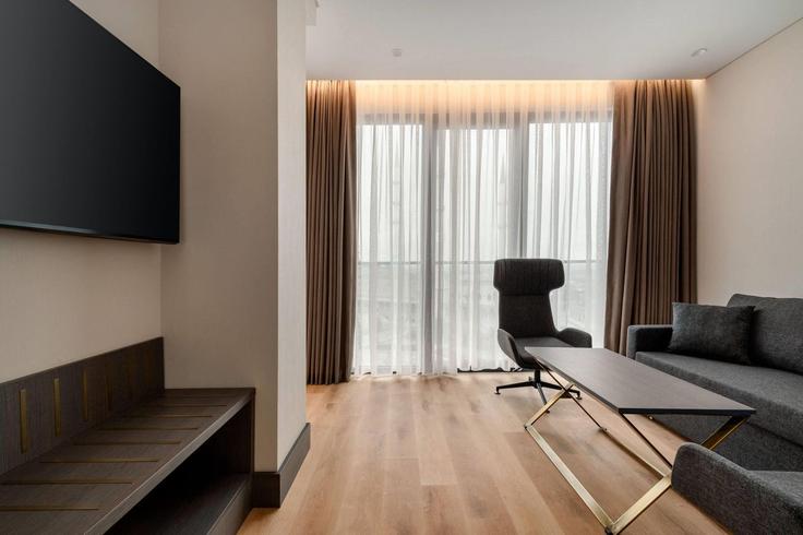 İstanbul ArnavutköyのBuilding İstanbul Caddesi - wyndham - 1666077のアパートメントにある、モダンな家具を備えたエレガントなデザインのリビングルーム İstanbul ArnavutköyのBuilding İstanbul Caddesi - wyndham - 1666077のアパートメントにある、モダンな家具を備えたエレガントなデザインのリビングルーム