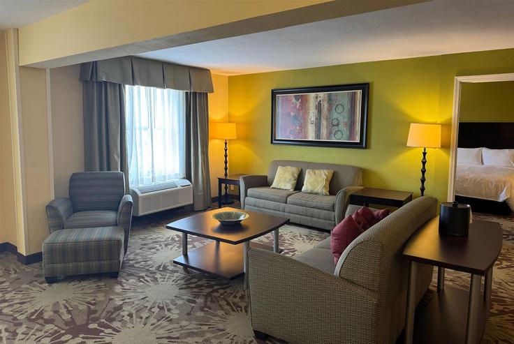 Elegante sala de estar con mobiliario moderno en un apartamento en Building West Grand Avenue - wyndham - 1674035 en Gurnee, Gurnee Elegante sala de estar con mobiliario moderno en un apartamento en Building West Grand Avenue - wyndham - 1674035 en Gurnee, Gurnee