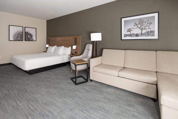 Salle de séjour élégante avec mobilier moderne dans un appartement à Building North 89th Avenue - wyndham - 1670374 à Phoenix, Phoenix