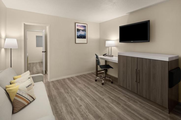 Building 5th Avenue - wyndham - 1646500 adresindeki bir dairede modern mobilyalarla zarif bir şekilde tasarlanmış oturma odası Seattle, Seattle Building 5th Avenue - wyndham - 1646500 adresindeki bir dairede modern mobilyalarla zarif bir şekilde tasarlanmış oturma odası Seattle, Seattle