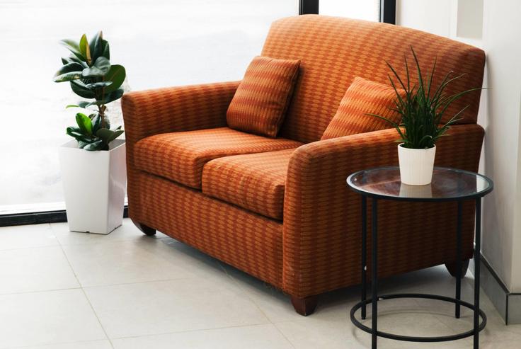 Sala de estar elegantemente projetada com móveis modernos em um apartamento no Building Government Road West - wyndham - 1668487 em Kirkland Lake, Kirkland Lake