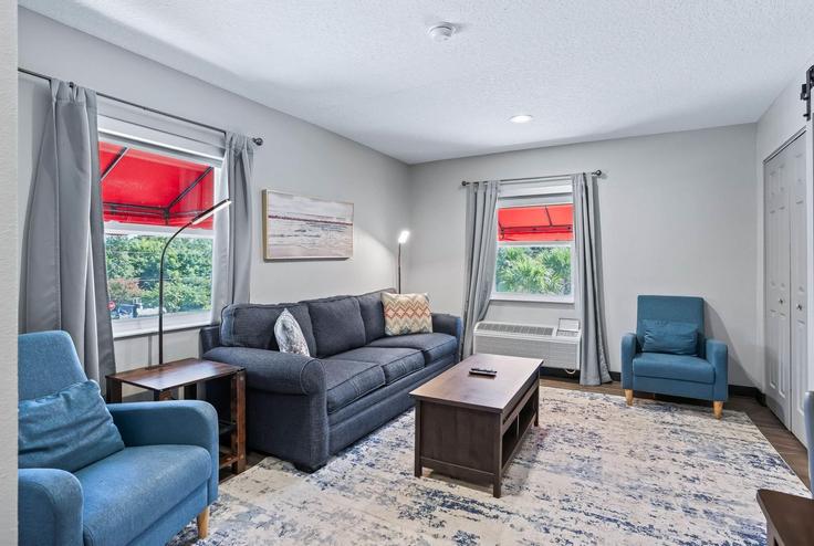 Salle de séjour élégante avec mobilier moderne dans un appartement à Building Northeast 2nd Street - wyndham - 1670972 à Ocala, Ocala Salle de séjour élégante avec mobilier moderne dans un appartement à Building Northeast 2nd Street - wyndham - 1670972 à Ocala, Ocala