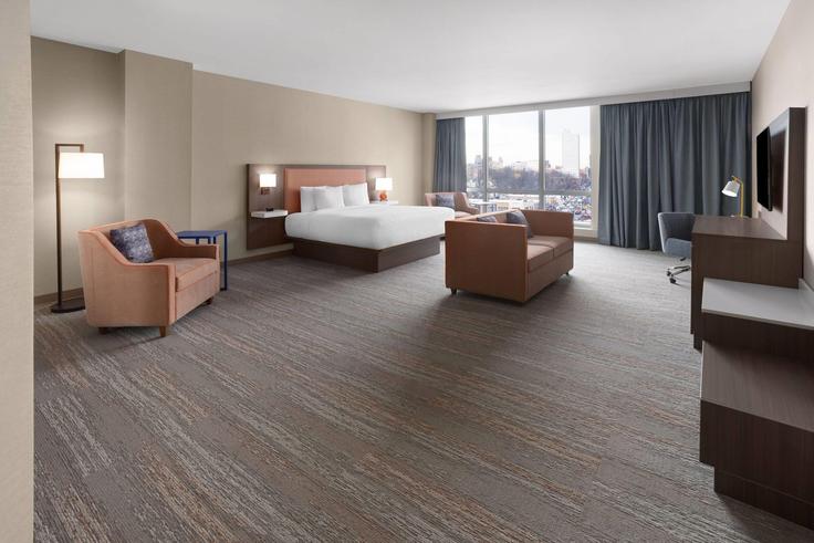 Building 147th Place - wyndham - 1689599 adresindeki bir dairede modern mobilyalarla zarif bir şekilde tasarlanmış oturma odası Queens, New York