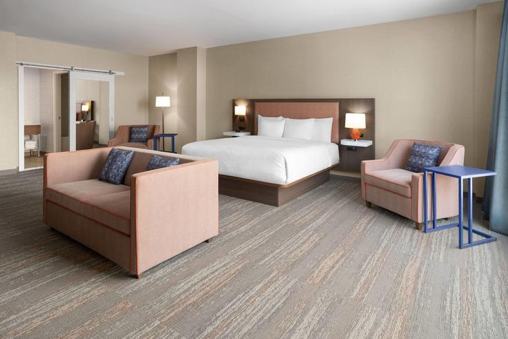 Building 147th Place - wyndham - 1670758 adresindeki bir dairede modern mobilyalarla zarif bir şekilde tasarlanmış oturma odası Queens, New York