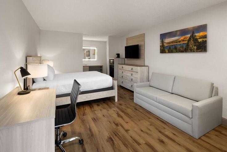 Salle de séjour élégante avec mobilier moderne dans un appartement à Building Main Street - wyndham - 1669513 à Susanville, Susanville