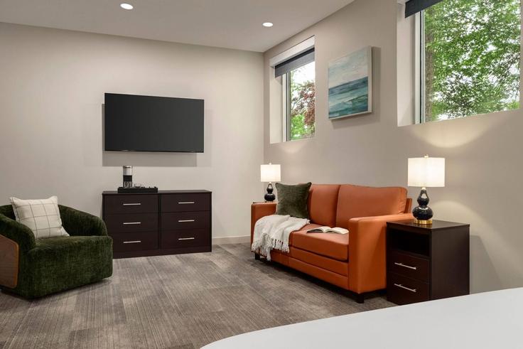 Sala de estar elegantemente projetada com móveis modernos em um apartamento no Building Wood Hollow Road - wyndham - 1686737 em Parsippany-Troy Hills, Parsippany-Troy Hills Sala de estar elegantemente projetada com móveis modernos em um apartamento no Building Wood Hollow Road - wyndham - 1686737 em Parsippany-Troy Hills, Parsippany-Troy Hills