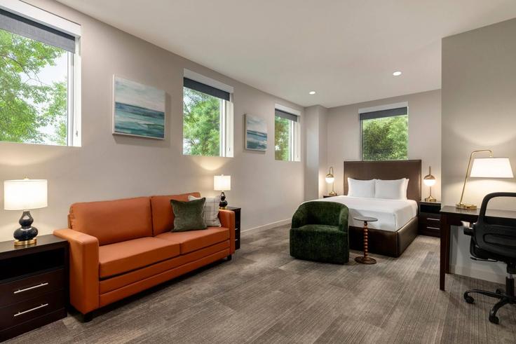 Sala de estar elegantemente projetada com móveis modernos em um apartamento no Building Wood Hollow Road - wyndham - 1671422 em Parsippany-Troy Hills, Parsippany-Troy Hills Sala de estar elegantemente projetada com móveis modernos em um apartamento no Building Wood Hollow Road - wyndham - 1671422 em Parsippany-Troy Hills, Parsippany-Troy Hills