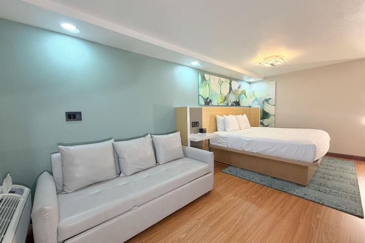Salle de séjour élégante avec mobilier moderne dans un appartement à Building West Crawford Street - wyndham - 1693508 à Salina, Salina Salle de séjour élégante avec mobilier moderne dans un appartement à Building West Crawford Street - wyndham - 1693508 à Salina, Salina