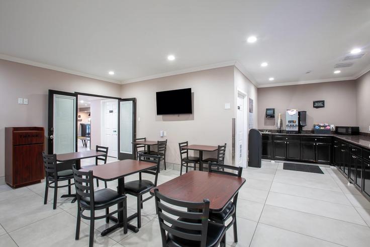 Mesa,Mesa의 Building West Main Street - wyndham - 1686306 유닛에 마련된 스타일리시한 다이닝 공간 Mesa,Mesa의 Building West Main Street - wyndham - 1686306 유닛에 마련된 스타일리시한 다이닝 공간