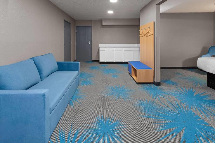 Salle de séjour élégante avec mobilier moderne dans un appartement à Building North Green Bay Road - wyndham - 1686178 à Waukegan, Waukegan