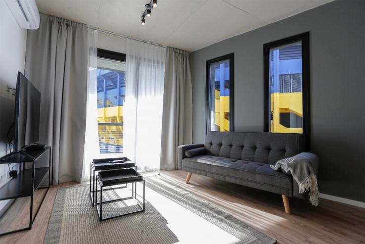 Sala de estar elegantemente projetada com móveis modernos em um apartamento no Building Brandsen - wyndham - 1670597 em Buenos Aires, Buenos Aires