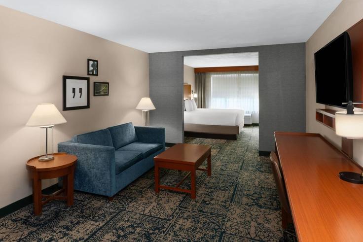Building Jones Maltsberger Road - wyndham - 1687036 adresindeki bir dairede modern mobilyalarla zarif bir şekilde tasarlanmış oturma odası San Antonio, San Antonio Building Jones Maltsberger Road - wyndham - 1687036 adresindeki bir dairede modern mobilyalarla zarif bir şekilde tasarlanmış oturma odası San Antonio, San Antonio