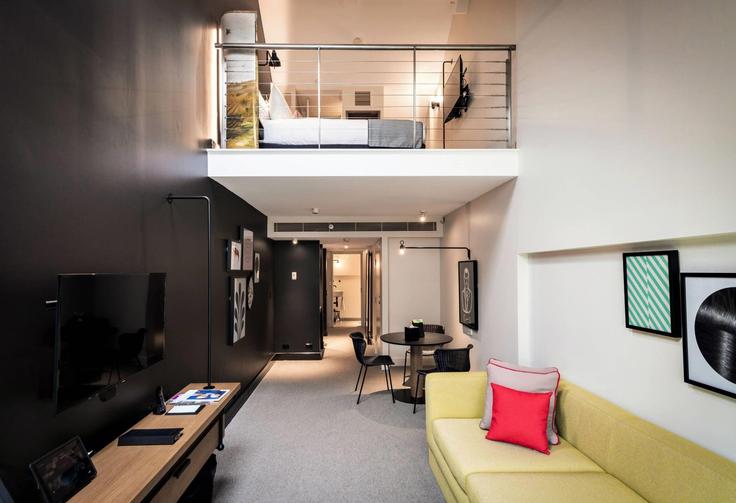Sala de estar elegantemente projetada com móveis modernos em um apartamento no Building Cowper Wharf Roadway - wyndham - 1670453 em Sydney, Sydney Sala de estar elegantemente projetada com móveis modernos em um apartamento no Building Cowper Wharf Roadway - wyndham - 1670453 em Sydney, Sydney