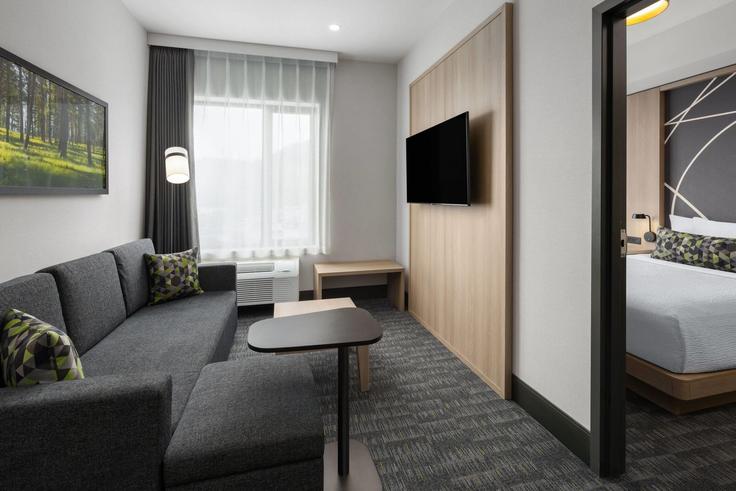 Glenmore, Kelowna에 위치한 Building British Columbia 97 - wyndham - 1670723 유닛의 세련된 인테리어가 돋보이는 거실