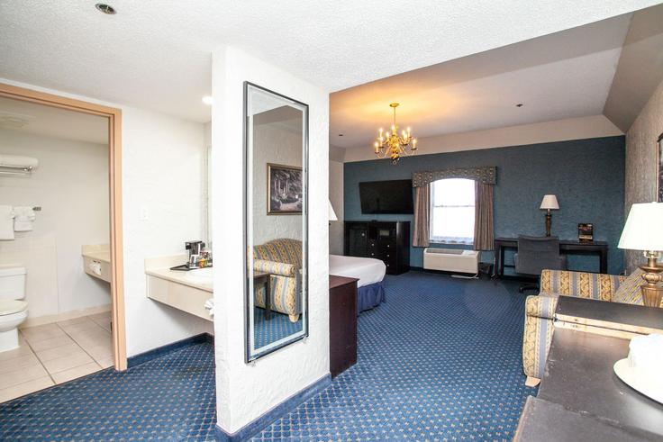 Elegant gestaltetes Wohnzimmer mit moderner Einrichtung in einer Wohnung im Building Jumer Drive - wyndham - 1669244 in Bloomington, Bloomington Elegant gestaltetes Wohnzimmer mit moderner Einrichtung in einer Wohnung im Building Jumer Drive - wyndham - 1669244 in Bloomington, Bloomington